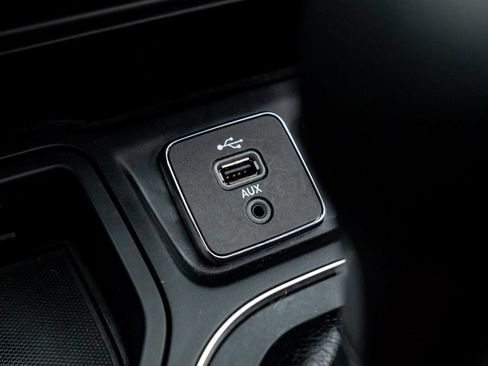 Used 2019 Jeep Cherokee Latitude w/ Cold Weather Group FWD image 19