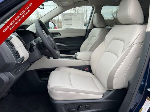 New 2026 Nissan Pathfinder SL image 3