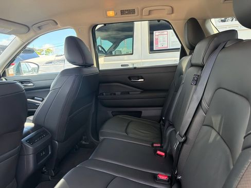 Used 2025 Nissan Pathfinder SL FWD image 12