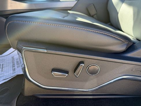 Used 2022 Ford F150 Lightning Lariat image 14