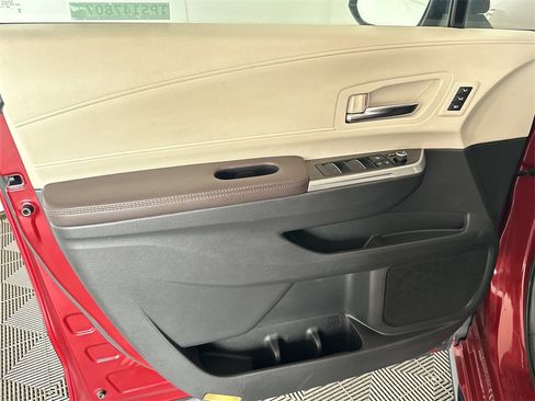 Used 2023 Toyota Sienna Platinum image 11
