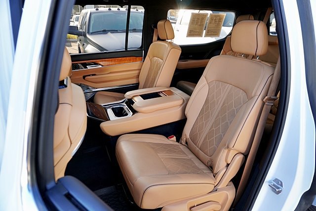 Used 2022 Jeep Grand Wagoneer Series III AWD/4WD image 26