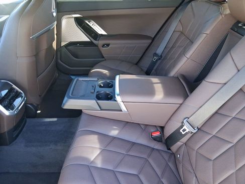 New 2026 BMW 750e xDrive w/ Premium Package image 28