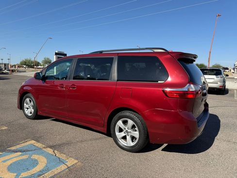 Used 2018 Toyota Sienna LE image 7