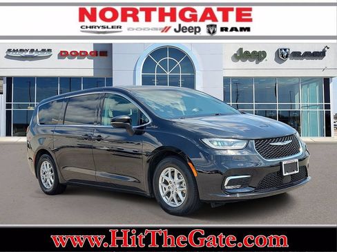 Used 2023 Chrysler Pacifica Touring-L FWD image 1