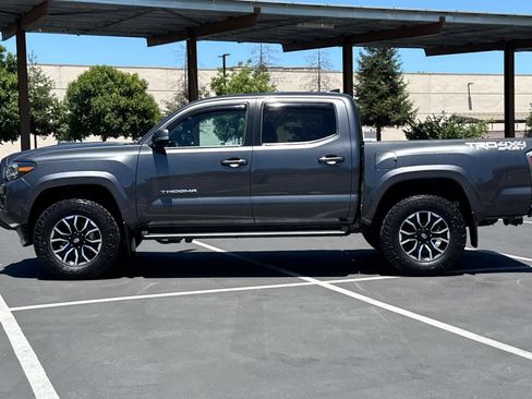Used 2020 Toyota Tacoma TRD Sport w/ TRD Premium Sport Package AWD/4WD image 14