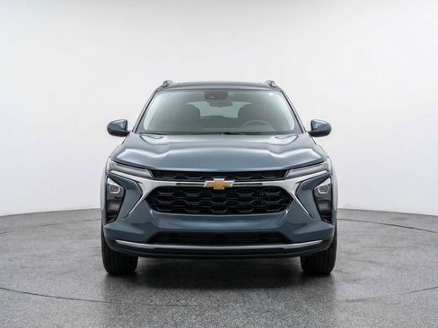 Used 2025 Chevrolet Trax LT FWD image 2