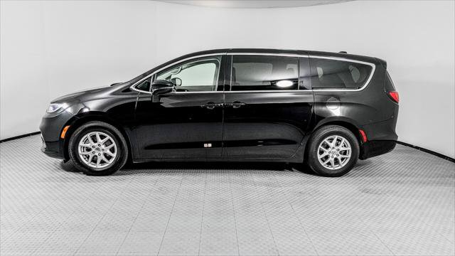 Used 2024 Chrysler Pacifica Touring-L FWD image 3