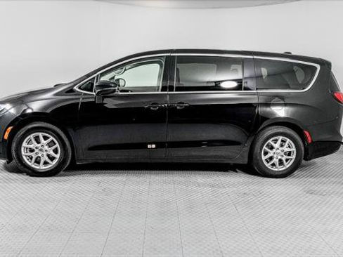 Used 2024 Chrysler Pacifica Touring-L FWD image 3