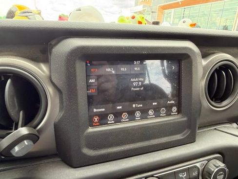 Used 2023 Jeep Gladiator Sport AWD/4WD image 13