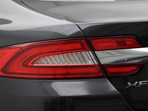 Used 2013 Jaguar XF RWD image 13