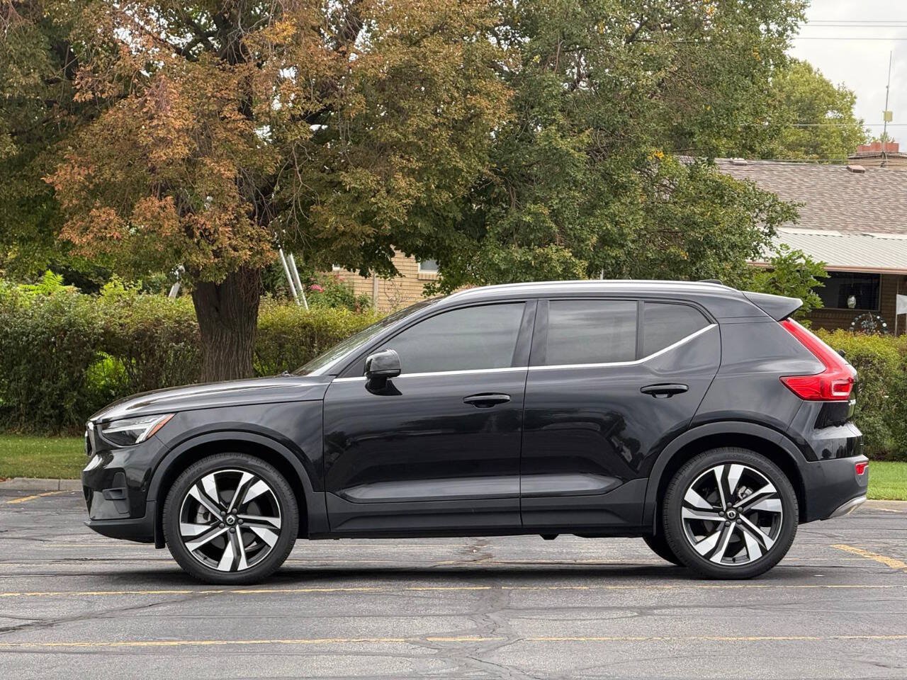 Used 2023 Volvo XC40 B5 Plus w/ Climate Package AWD/4WD image 2