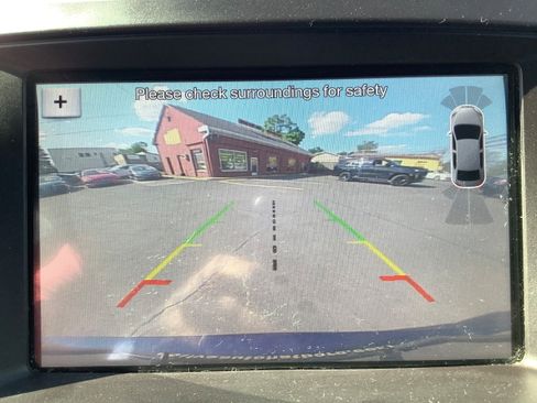 Used 2017 Ford Explorer XLT w/ Equipment Group 202A AWD/4WD image 23