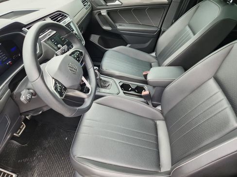 Used 2022 Volkswagen Tiguan SE R-Line FWD image 2