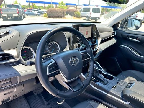 Used 2025 Toyota Highlander XLE AWD/4WD image 10