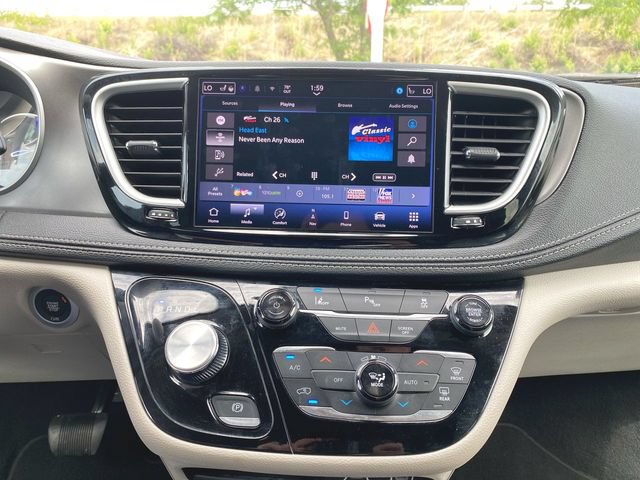 Used 2024 Chrysler Pacifica Limited FWD image 13