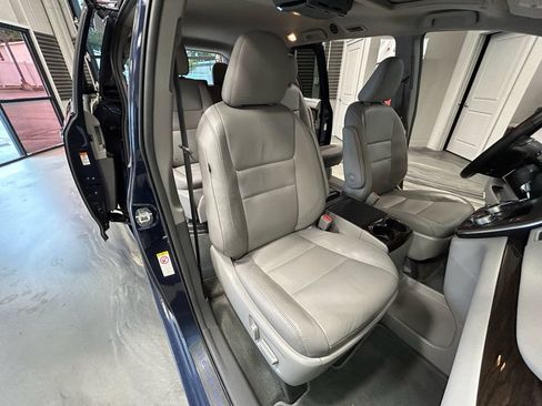 Used 2019 Toyota Sienna XLE w/ XLE Navigation Package FWD image 3