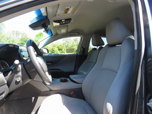 Used 2022 Toyota Venza LE image 11