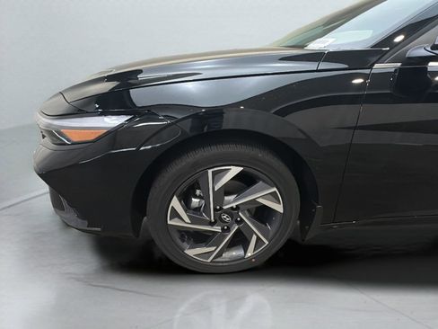 New 2026 Hyundai Elantra Limited FWD image 3
