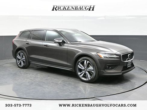 Used 2025 Volvo V60 B5 Cross Country Plus image 1