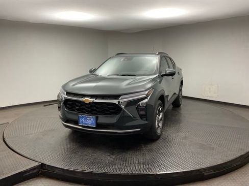 New 2026 Chevrolet Trax LT w/ LT Convenience Package FWD image 3