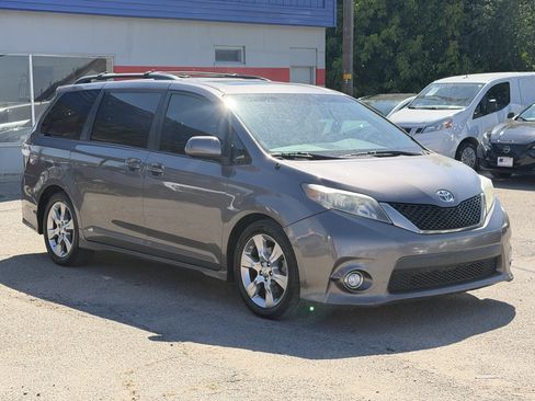 Used 2011 Toyota Sienna SE w/ Preferred Pkg FWD image 8