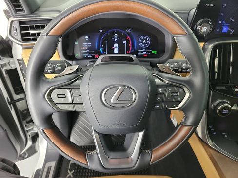 Used 2025 Lexus LX 600 4WD w/ Accessory Package (Z1) image 20