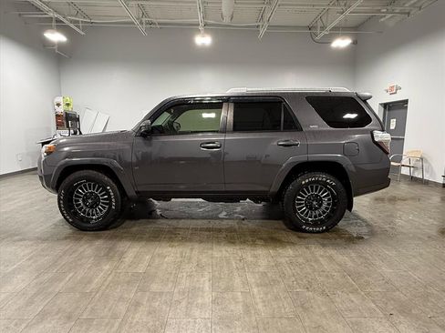 Used 2016 Toyota 4Runner SR5 image 7