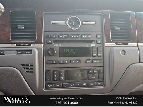 Used 2009 Lincoln Town Car Signature Limited image 32