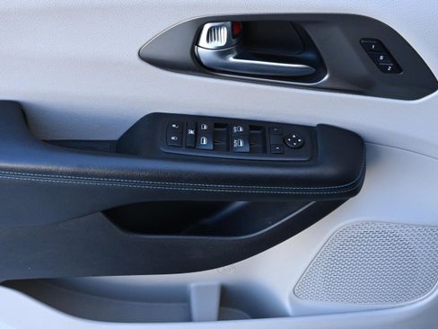 Used 2021 Chrysler Pacifica Touring-L image 28