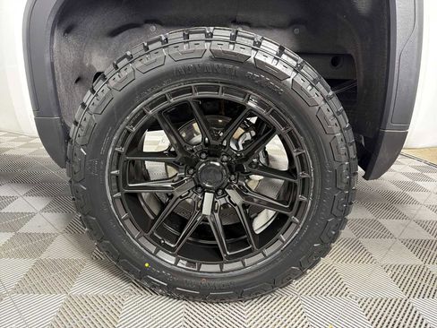 Used 2025 GMC Sierra 1500 SLT image 17