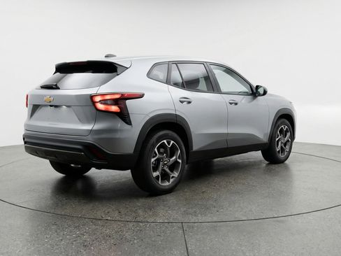 Used 2025 Chevrolet Trax LT w/ LT Convenience Package image 9