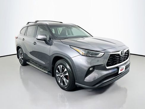 Used 2024 Toyota Highlander XLE image 3