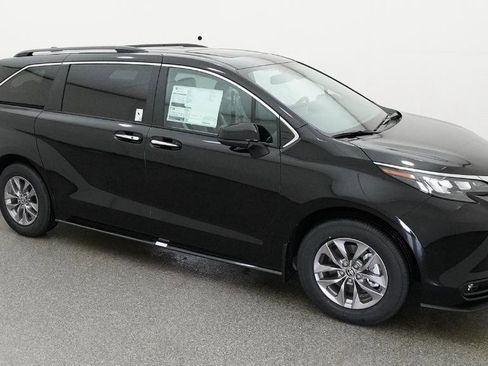 New 2026 Toyota Sienna XLE image 10