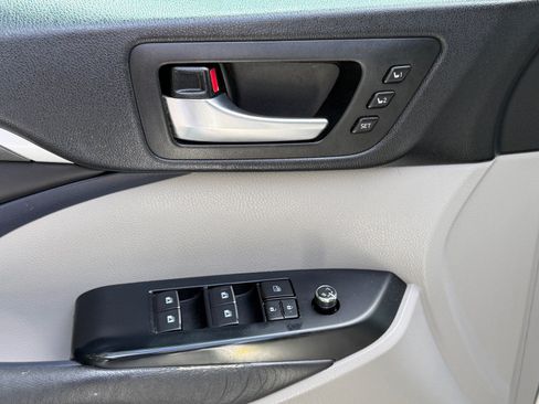 Used 2019 Toyota Highlander Limited Platinum AWD/4WD image 16