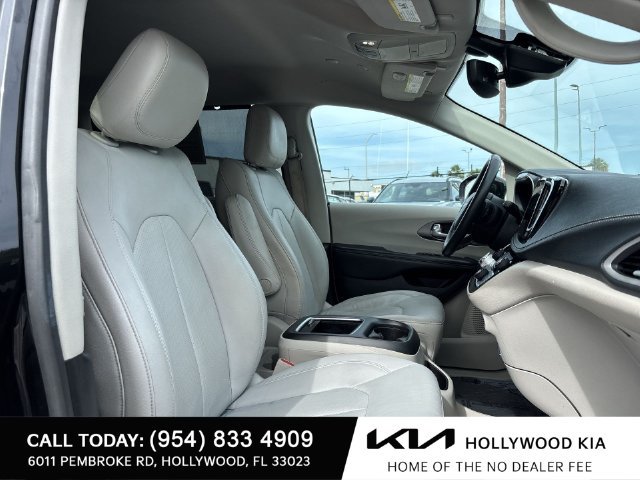 Used 2021 Chrysler Pacifica Touring-L FWD image 23