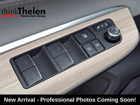 Used 2024 Toyota Venza XLE image 17