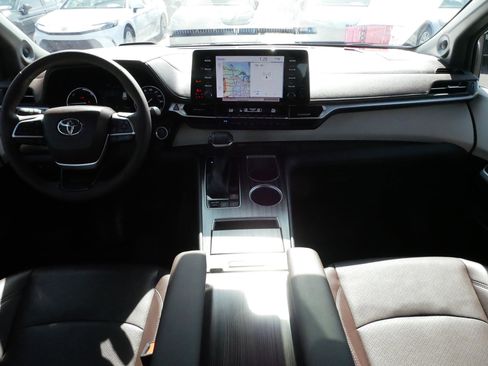 Certified 2024 Toyota Sienna Platinum image 10