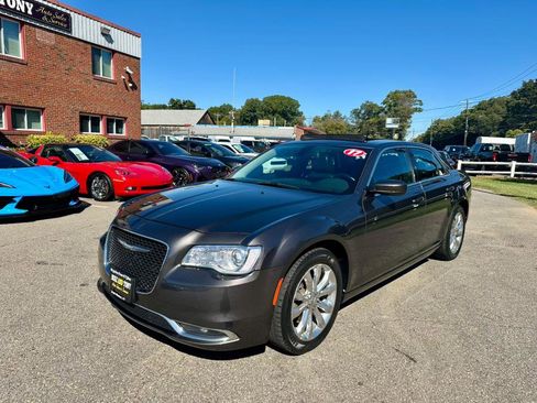 Used 2017 Chrysler 300 Limited w/ Value Package image 31