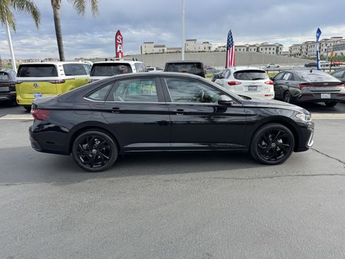 Used 2025 Volkswagen Jetta SE image 11