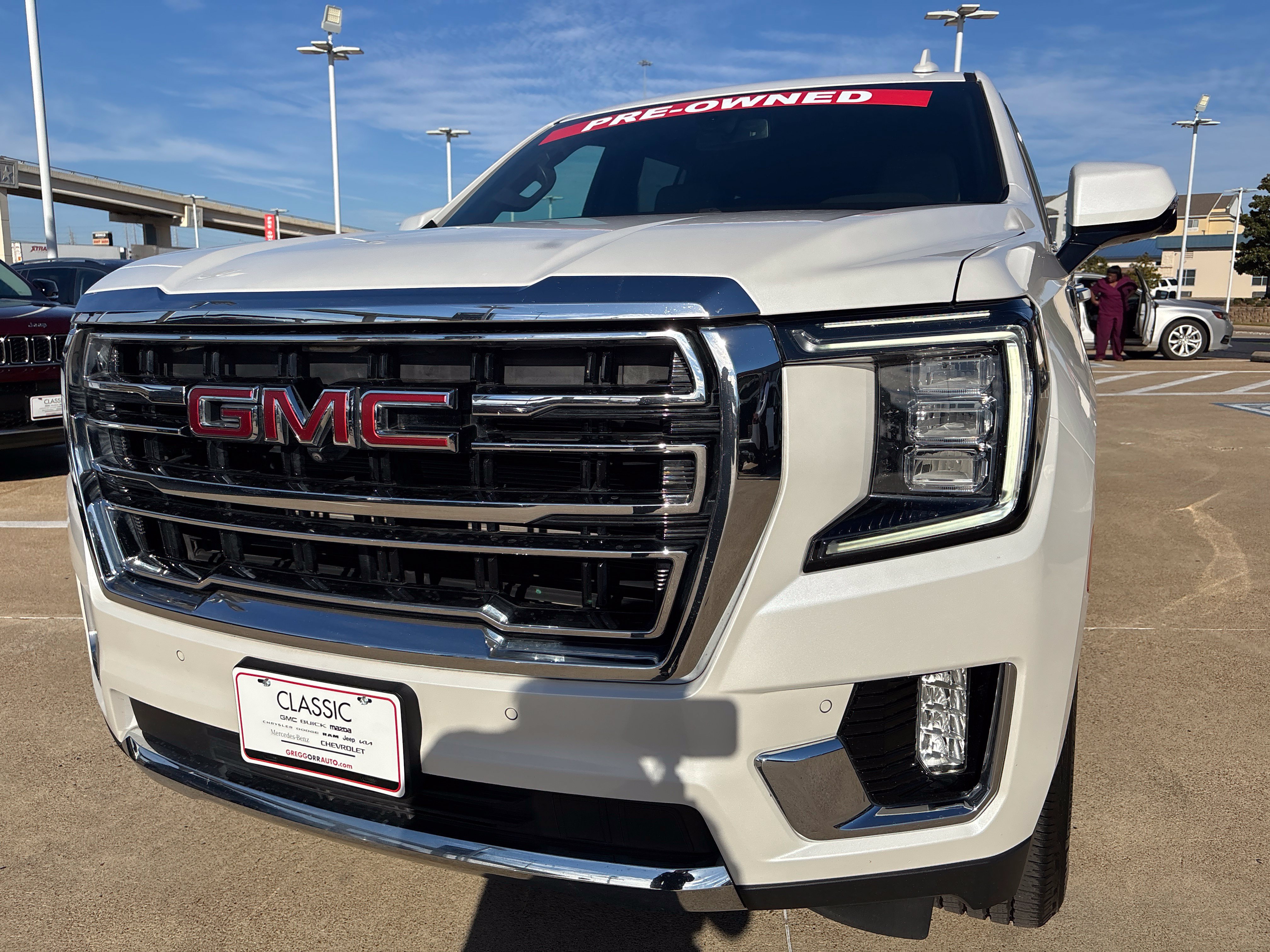 Used 2022 GMC Yukon SLT w/ SLT Luxury Package AWD/4WD image 4