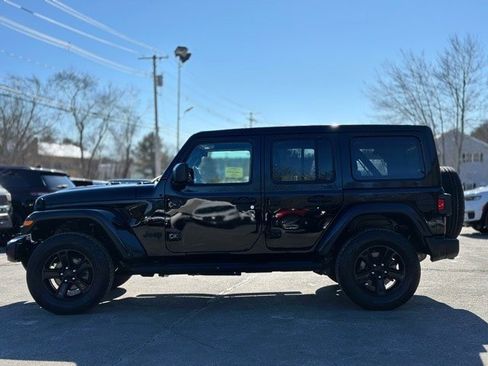 Used 2021 Jeep Wrangler Unlimited Sahara image 3