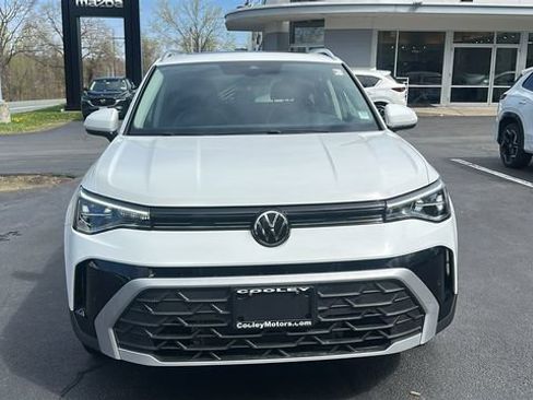 Used 2025 Volkswagen Taos SE FWD image 2