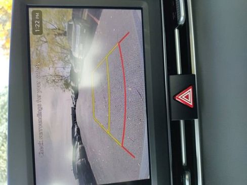 Used 2025 Hyundai Elantra SE image 17