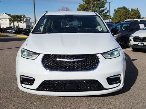 Certified 2024 Chrysler Pacifica Touring-L image 5