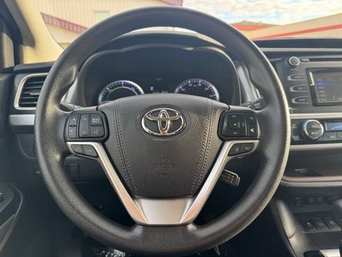 Certified 2017 Toyota Highlander LE w/ Carpet Mat Package AWD/4WD image 23