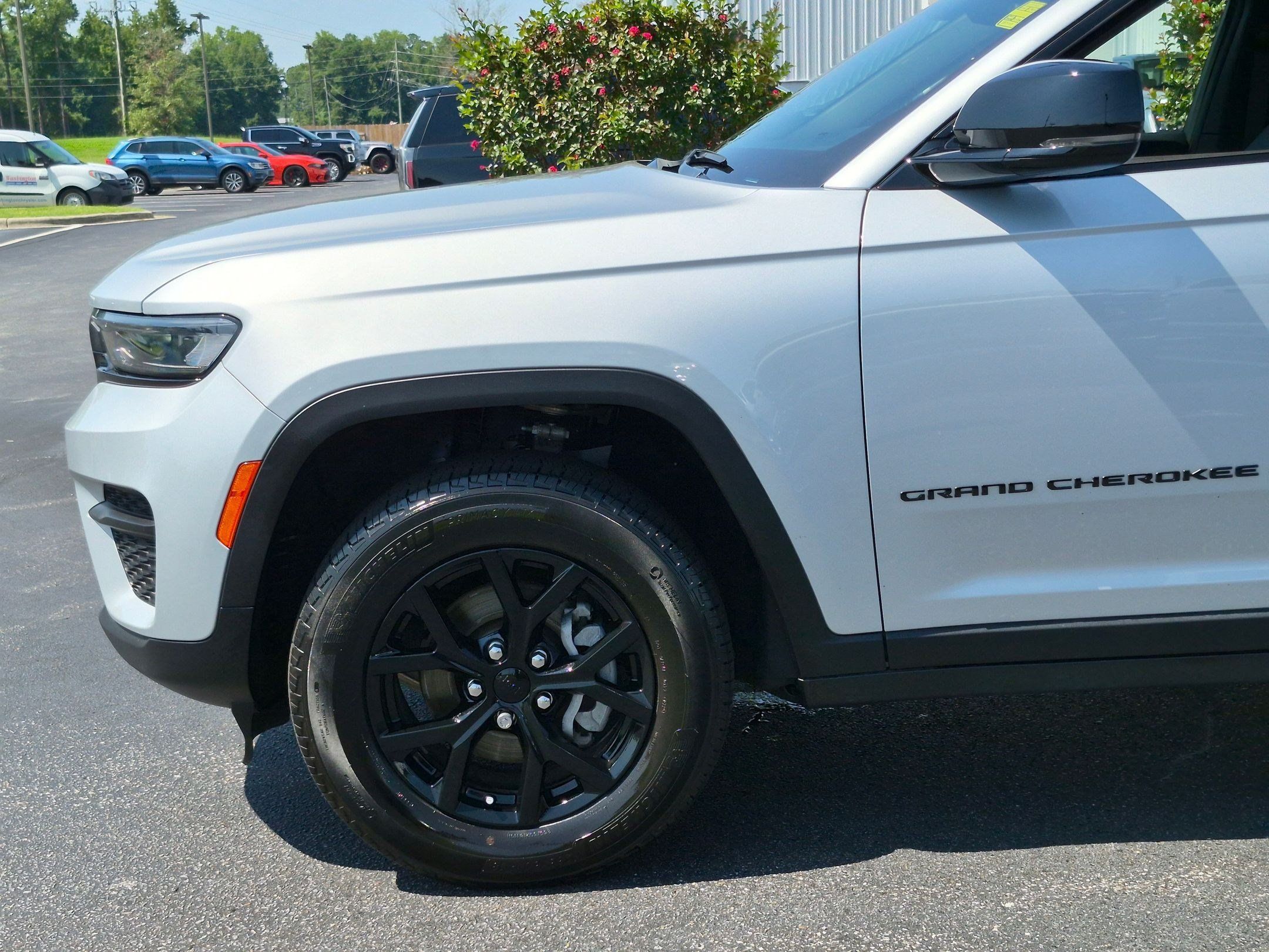 Used 2025 Jeep Grand Cherokee Altitude AWD/4WD image 9
