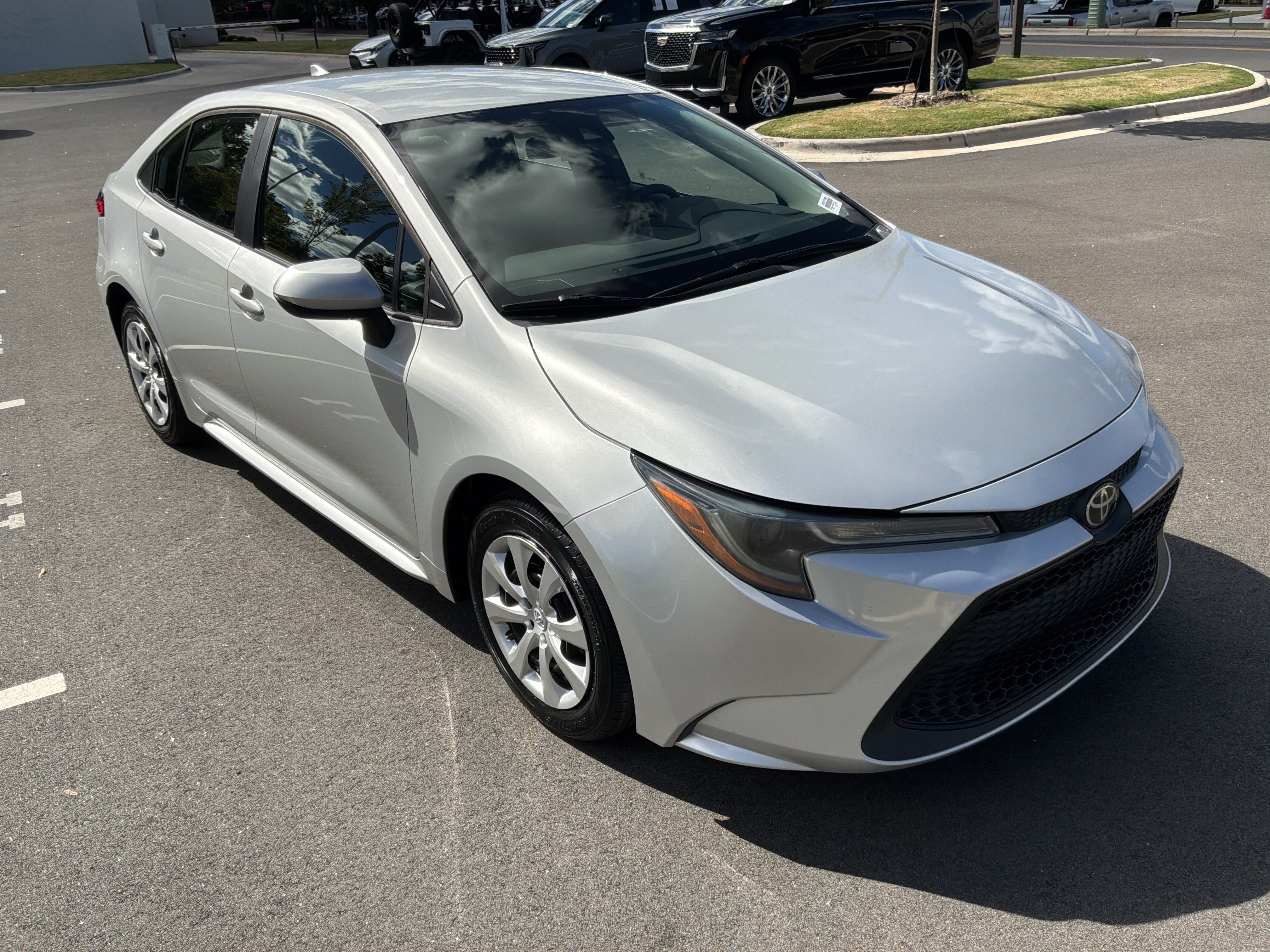 Used 2022 Toyota Corolla LE FWD image 2