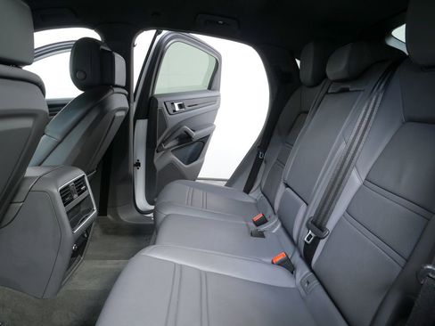 Certified 2023 Porsche Cayenne Coupe image 17