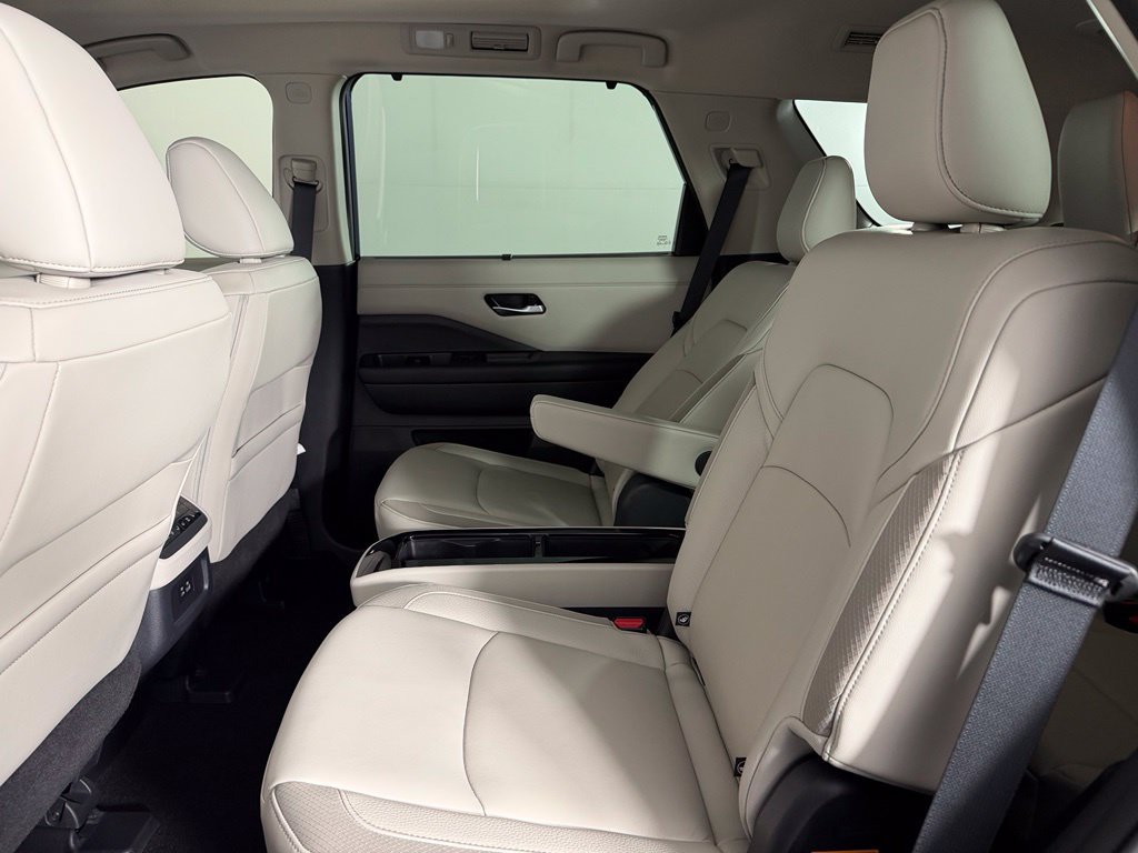 Used 2025 Nissan Pathfinder SL w/ SL Premium Package FWD image 17